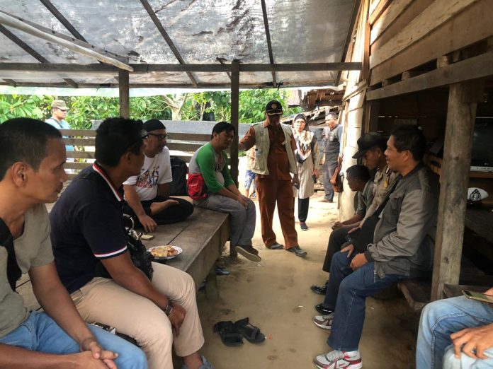 Rombongan Walhi dan Kedatukan Besitang diskusi dengan warga Desa Sei Bamban. (f:ist/mistar)