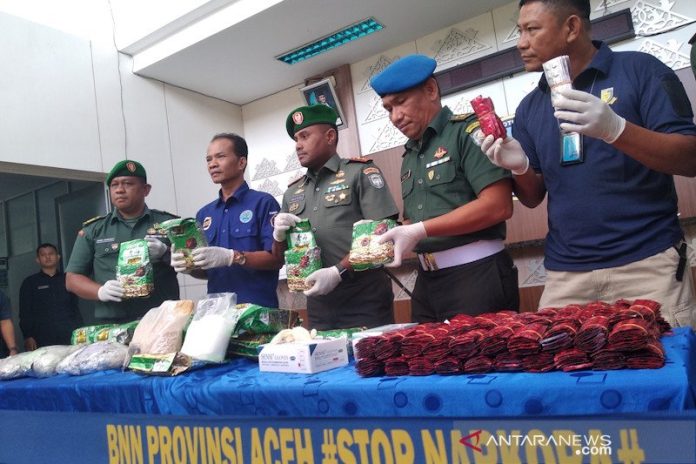 BNN Provinsi Aceh bersama TNI dari Kodam Iskandar Muda memperlihatkan narkoba jenis sabu-sabu yang ditemukan Babinsa di Kabupaten Aceh Tamiang di Kantoe BNN Provinsi Aceh di Banda Aceh. (f:antara/mistar)