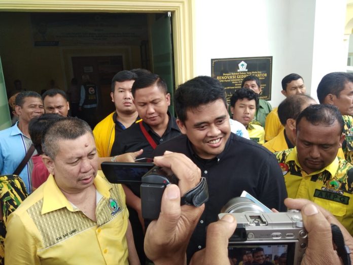 Bobby Nasution usai menjalani fit and proper test di Kantor Golkar Sumut di Jalan Wahid Hasyim, Medan, Senin (20/1/20). (f:daniel/mistar)
