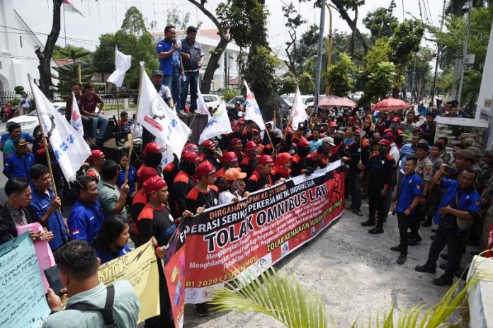 Ratusan buruh berdemo ke kantor Gubernur Sumut tolak Omnibus Law. (f:ist/mistar)