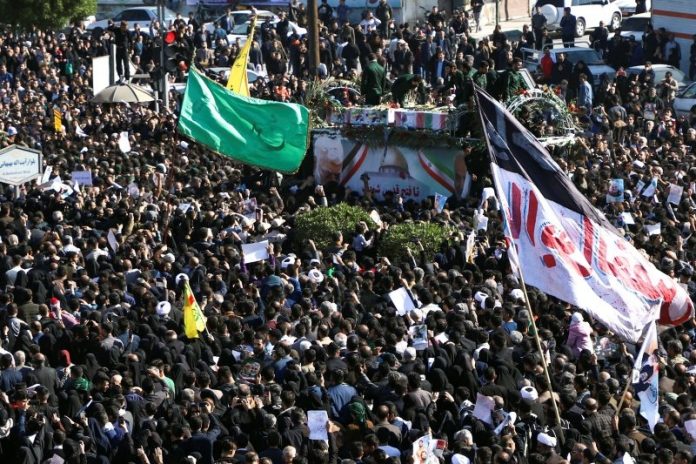 Puluhan pelayat tewas dan ratusan orang terluka, saat mengikuti upacara pemakaman komandan militer Iran, Qassem Soleimani. Puluhan yang tewas diakibatkan karena berdesak-desakan.