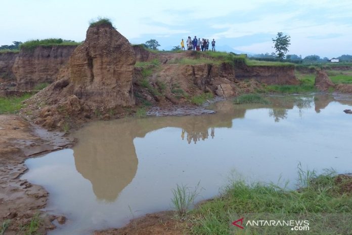 Lokasi tenggelamnya empat anak yang bermain di bekas galian C di Desa Desa Klumpit, Kecamatan Gebog, Kabupaten Kudus, Jawa Tengah, Rabu (22/1). (ANTARA/Akhmad Nazaruddin Lathif)