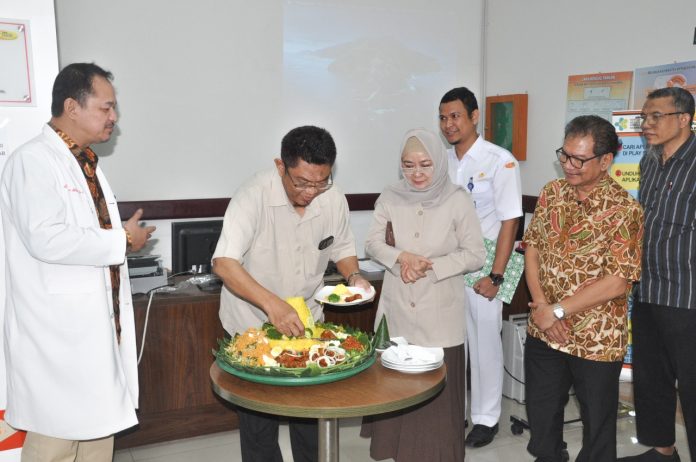 Direktur Utama RSUP H Adam Malik, dr Bambang Prabowo MKes memotong tumpeng peresmian polikilinik khusus gagal jantung. (f:ist/mistar)