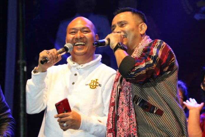 Bupati Taput duet bersama Judika Sihotang saat perayaan malam hiburan Old and New 2020 (f:ist)
