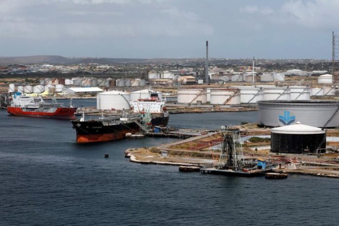 Ilustrasi: Kapal tanker sedang bersandar di Kilang Minyak Isla PDVSA, Willemstad, Pulau Curacao (REUTERS/Henry Romero)