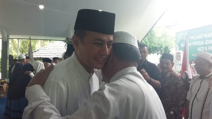 Wakil Gubernur Sumatera Utara H Musa Rajeksyah menyalami pengurus IPHI Pematangsiantar di Balai Rahmat Shah, Sabtu (1/2/20) pagi.(f:mistar//billy nasution)