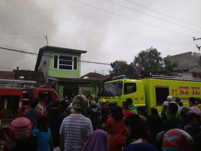 Mobil Damkar PT.STTC dan Pemko Siantar bahu membahu memadamkan kebakaran di Jl Tanah Jawa Gang Sewu.(Ft: Mahadi)