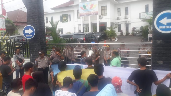 Aksi demo LTP di depan kantor Kejaksaan Negeri Kota Pematangsiantar.(f:mistar/ferry napitupulu)