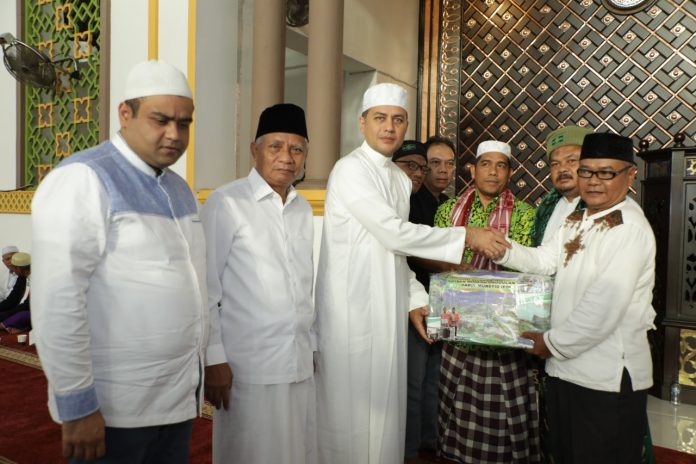 Wagubsu H. Musa Rajekshah, serahkan Al Qur'an kepada BKM Mesjid Agung H. Ahmad Bakrie Kisaran. (f:ist/mistar)