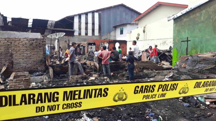 Lokasi kebakaran dipasangi Police Line. Foto: Ferry Napitupulu.