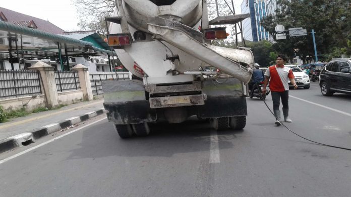 Truk molen yang nyangkut di kabel listrik. (f:amsal/mistar)