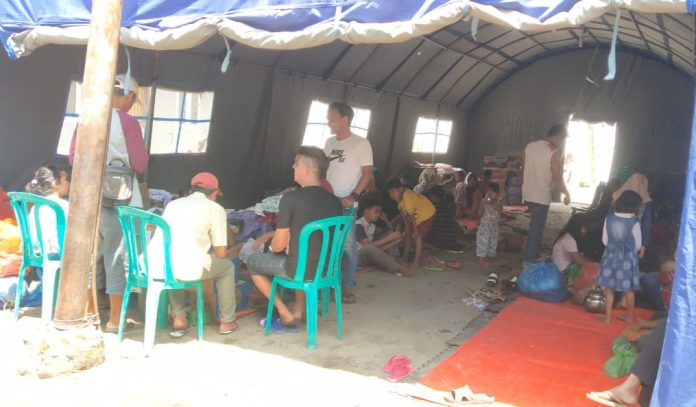 Puluhan warga korban kebakaran di Jalan Tanah Jawa, terpaksa memasak dan tidur di tenda darurat.(f:mistar/ferry napitupulu)