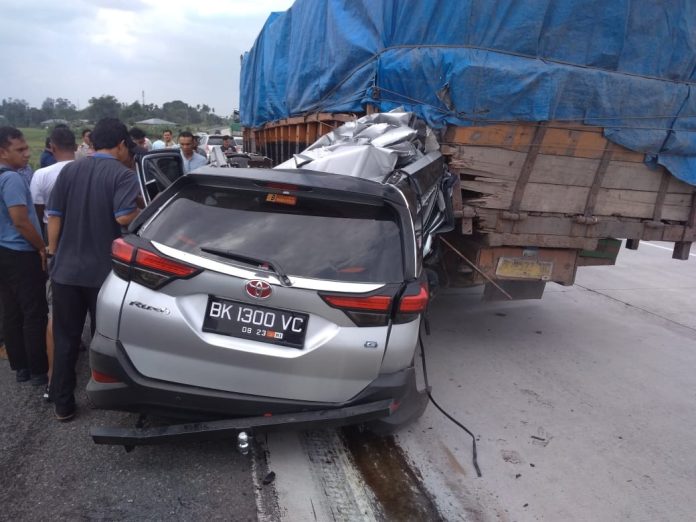 Petugas Satlantas Polserta Deli Serdang dibantu pihak Jasamarga mengamankan situasi kecelakaan lantas antara mobil Toyota Rush dan truk di Jalan Tol Medan–Tebingtinggi, Senin (03/02).(ft :mistar/naldi)