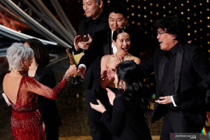 Sutradara asal Korsel Bong Joon Ho meluapkan kegembiraannya saat menerima Piala Oscar kategori Film Terbaik