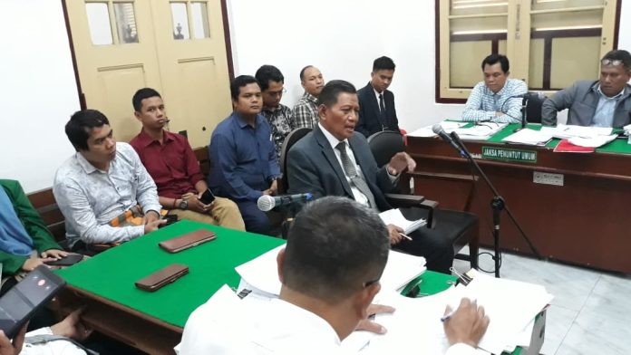 Prof Mudzakir saat membrikan keterangan dalam kasus dugaan korupsi Dana Bagi Hasil Pajak Bumi dan Bangunan di Kabupaten Labuhan Batu Selatan, (f:amsal/mistar)