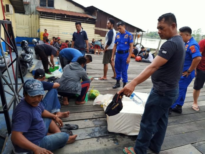 Para TKI ilegal saat diamankan dikantor Satpol Air Polres Tanjungbalai. (f:ist/mistar)