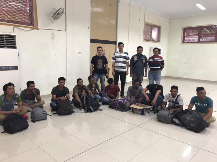Pores Tanjungbalai serahkan 10 orang TKI illegal dari Malaysia ke Kantor Imigrasi.(ft:saufi/mistar)