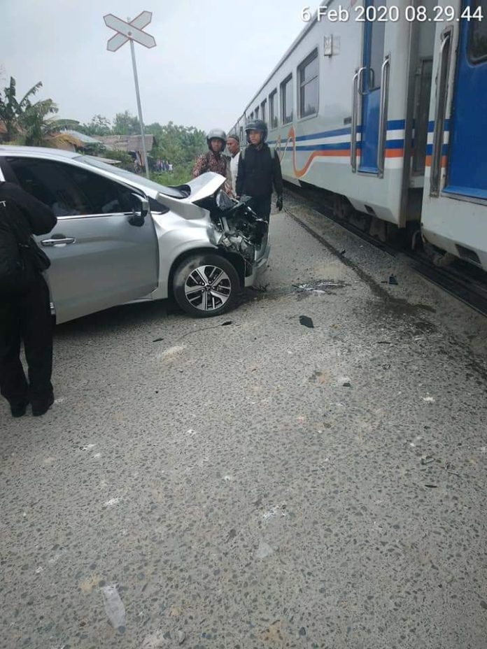 Mitshubisi Xpander ringsek akibat ditabrak kereta api di pelintasan kereta api di Pasar Sore,Desa Pasar V Kebun Kelapa,Kecamatan Beringin,Kamis (6/2/2020).mistar/ist