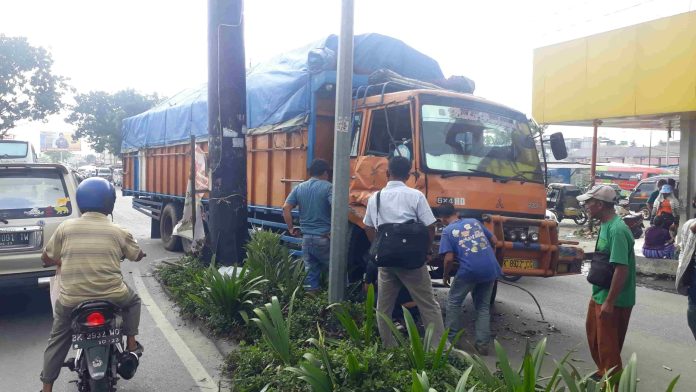 Truk pengangkut pupuk masih di TKP menunggu muatannya dipindahkan agar bisa dievakuasi. (f:Ferry Napitupulu/mistar).