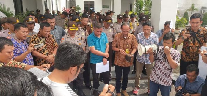 Unjuk rasa jurnalis di kantor Kejaksaan Negeri Pematangsiantar, Jalan Merdeka, Jumat (31/1/20) pagi.(f:mistar/billy nasution)