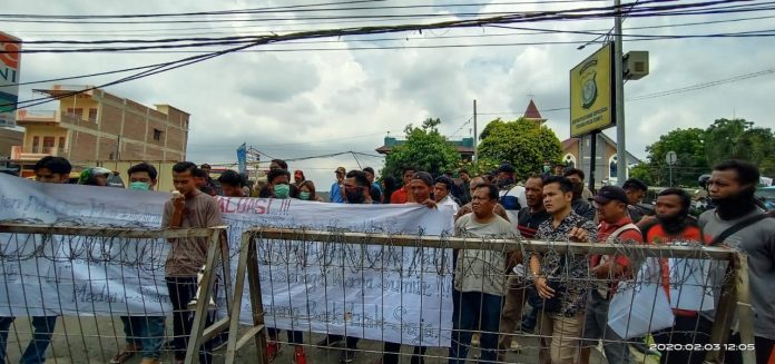 Puluhan warga yang menamakan Aliansi Masyarakat Peduli (AMP) Sumut menggelar aksi unjuk rasa di depan Mapolda Sumatera Utara, Senin (03/02).(Foto mistar /saut)