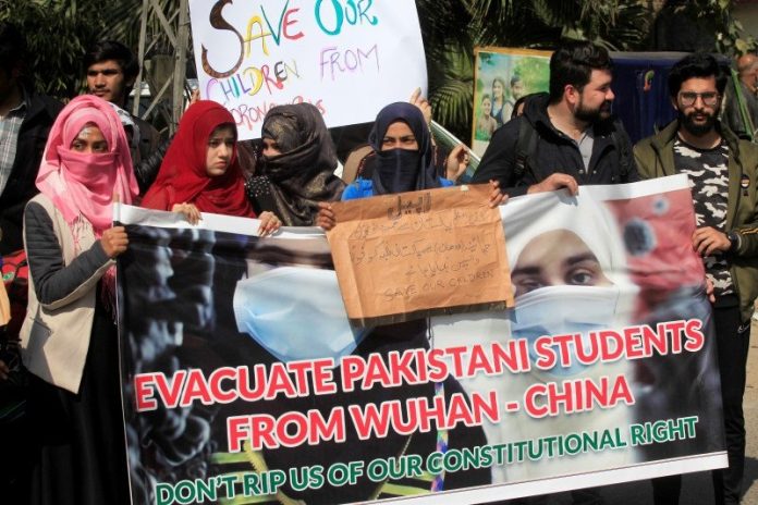 Sejumlah warga Pakistan meminta pemerintah memulangkan mahasiswa yang masih tertahan di Wuhan, China. (f:ant/mistar)