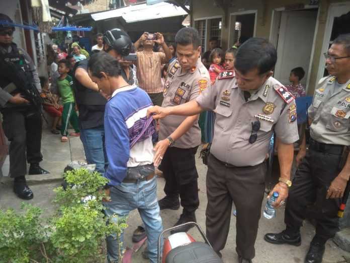 Situasi penggerebekan di JL Denai Gg Jati yang disebut marak peredaran narkoba.(ft;ist)