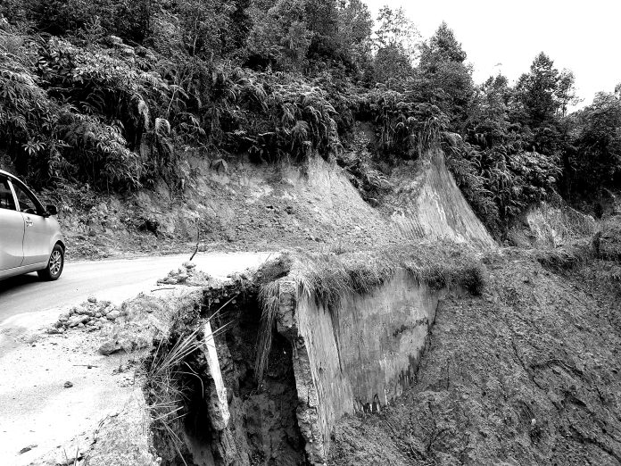 Kondisi jalan yang rawan longsor di Kecamatan Parmonangan,Taput. (f:jan/mistar)