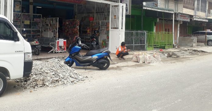 Akses jalan ke rumah warga yang dibongkar karena menggunakan badan jalan.(f:mistarferry napitupulu)