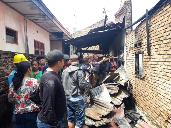 Polisi mencari penyebab kebakaran dua rumah permanen di Jalan Pelajar Gang Pondok Panjang, Kelurahan Teladan Timur, Kecamatan Medan Kota.(ft:mistar/saut)