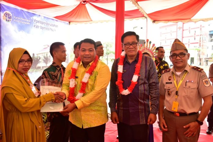 Walikota Tanjungbalai Muhammad Syahrial menyerahkan sertifikat tanah secara simbolis. (f:ist/mistar)