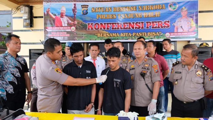 Kapolres Tanjungbalai AKBP Putu Yudha Prawira saat menginterogasi kedua tersangka.(ft:ist)