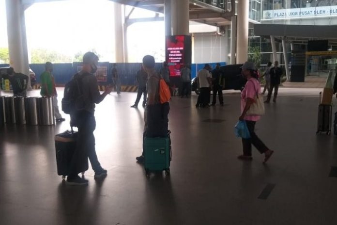 Para penumpang dari Jakarta yang masuk melalui Bandara Internasional Kualanamu, Kabupaten Deli Serdang. (ANTARA/Munawar)
