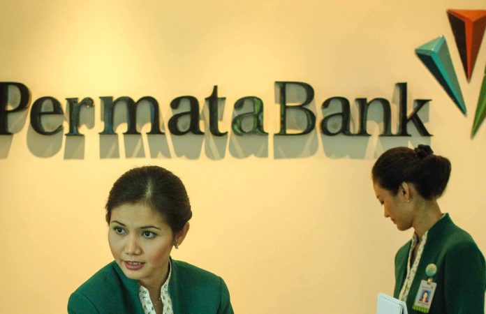 Staf customer service Permata Bank cabang Semarang. (f:jakarta globe)