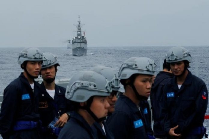 Taiwan Kee Lung (DDG-1801), kapal perusak berpeluru kendali dan kapal angkatan laut mengambil bagian dalam latihan militer di dekat Hualien, Taiwan 22 Mei 2019. (f:reuters)