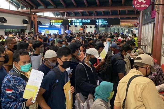 Ratusan penumpang mengantre di posko pengecekan dokumen sebelum diperbolehkan menaiki pesawat di Terminal 2 Bandara Internasional Soekarno-Hatta pada Kamis (14/5) pagi. (Istimewa)