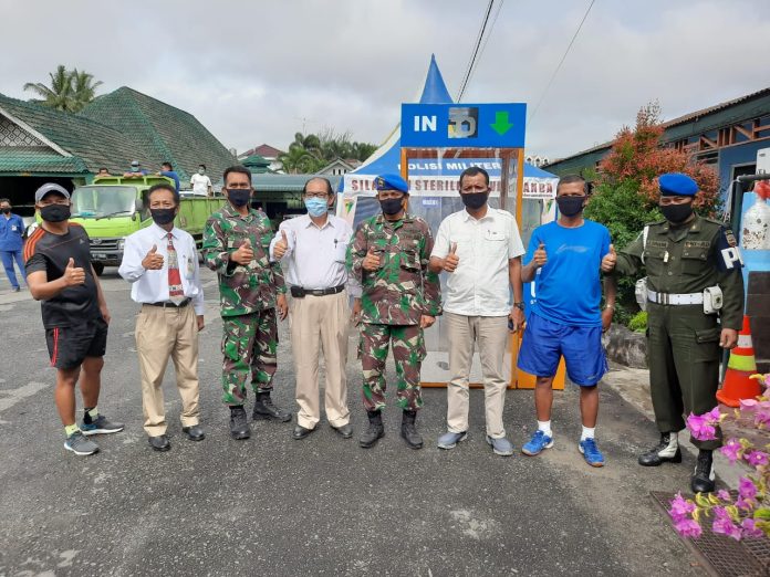 Bantuan PT STTC diterima Wadan Denpom I/1 Siantar, Mayor CPM Halomoan Silaen. (baju dinas/masker hitam/topi biru). (dok/mistar)