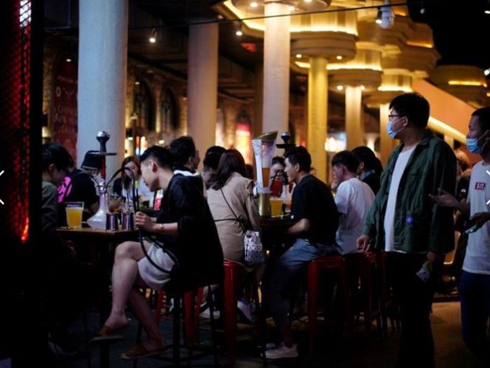 Klub-klub Malam di China Aktif Kembali dengan Disinfektan dan Masker