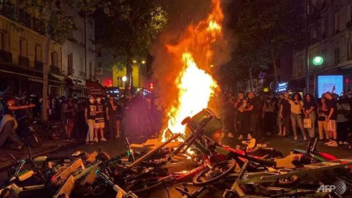 Bentrokan di Paris Memprotes Rasisme dan Kekerasan Polisi