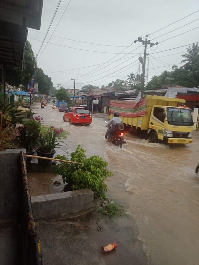 Jalan Lintas Panei Tongah Bagaikan Sungai Meluap Saat Diguyur Hujan