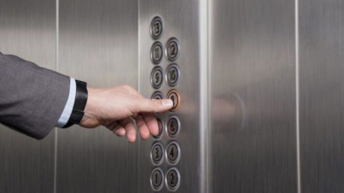 Pakar kesehatan menyarankan agar kita tetap melakukan pencegahan diri dari risiko terkena Covid-19 saat memanfaatkan fasilitas lift