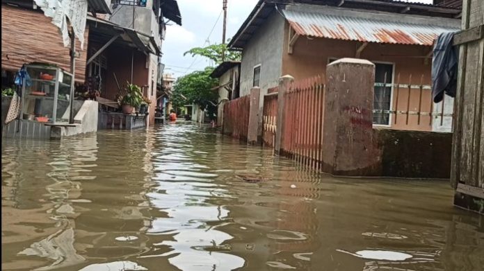 Sungai Deli meluap mengakibatkan banjir di Medan