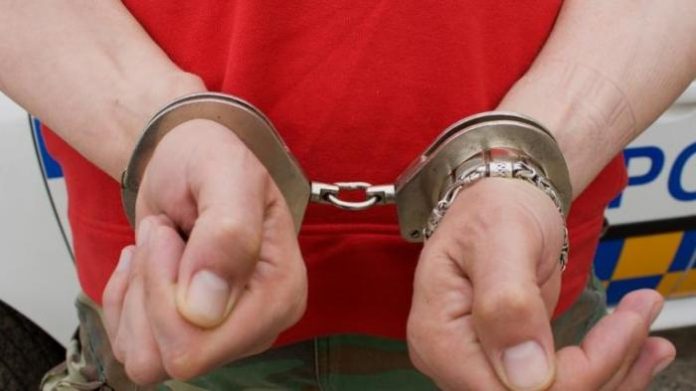 tiga polisi Uzbekistan menangkap seorang pemuda