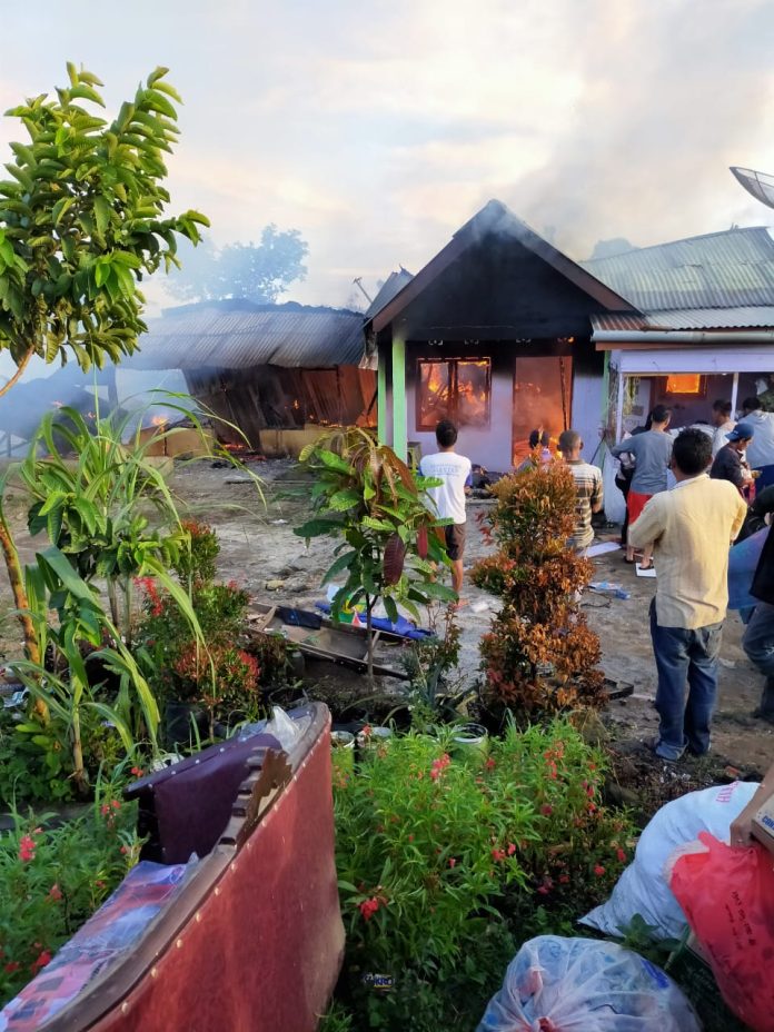 Diduga Korsleting Listrik, 7 Unit Rumah di Nagori Tongah Hangus Terbakar