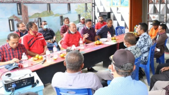 Bupati Tapanuli Utara Drs Nikson Nababan memimpin diskusi bersama para kepala desa dan para PPL Pertanian