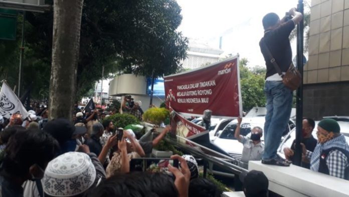 Ratusan massa yang berdemo menolak UU HIP di depan Kantor DPRD Sumatera Utara Jalan Imam Bonjol Medan
