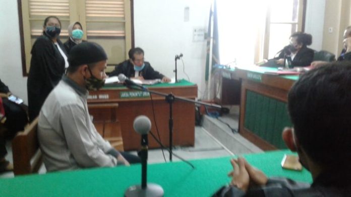 Majelis hakim menghukum Ahmad Rizki Hasibuan selama empat bulan penjara dalam persidangan yang berlangsung di ruang Cakra V Pengadilan Negeri Medan