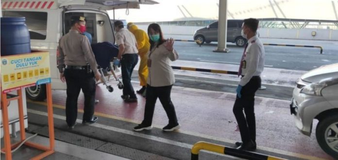 Seorang calon penumpang Lion Air tujuan Banjarmasin tewas saat mengantri pemeriksaan dokumen kesehatan di terminal keberangkatan, tepatnya di depan Kantor Kesehatan Pelabuhan (KKP) KNIA