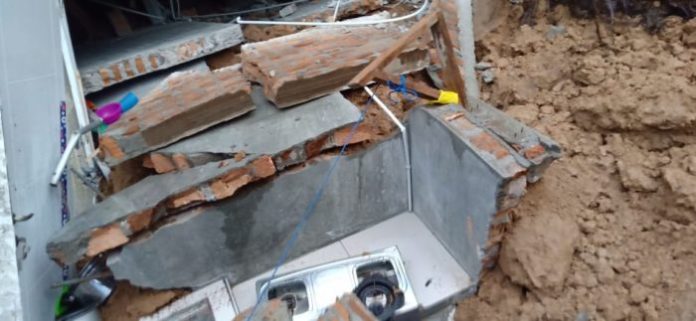 Sebanyak tiga rumah warga di Desa Damak Maliho Kecamatan Bangun Purba Kabupaten Deli Serdang, tertimpa tanah longsor