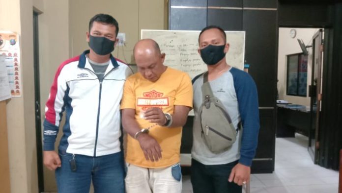 Zulkifli Marpaung alias Tomjon (45) terpaksa meringkuk begitu kena jebakan 'Batmen'